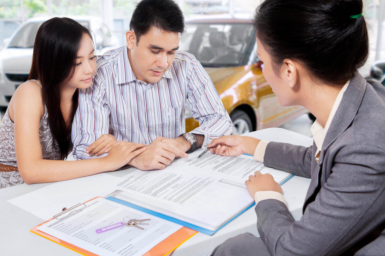 couple signing car purchase agreement